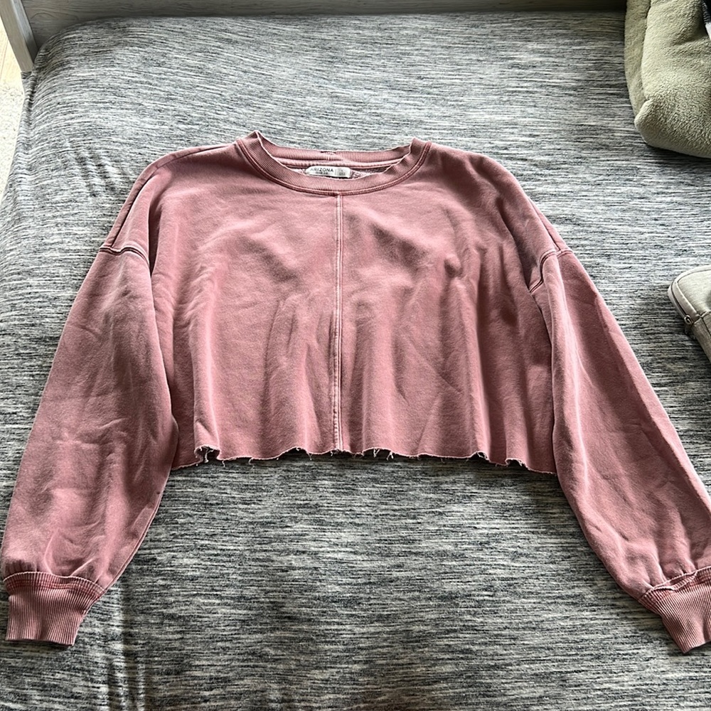 selling bc i don’t wear. size Large, cropped hoodie. very good condition.